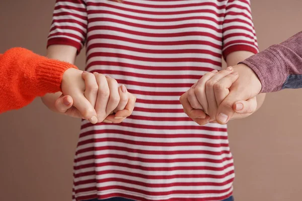 Grupo de personas cogidas de la mano. Concepto de unidad —  Fotos de Stock