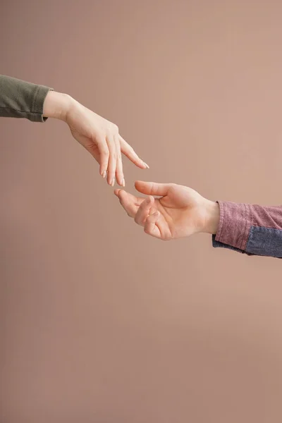 Hombre y mujer dándose las manos el uno al otro sobre el fondo de color. Concepto de apoyo y ayuda —  Fotos de Stock