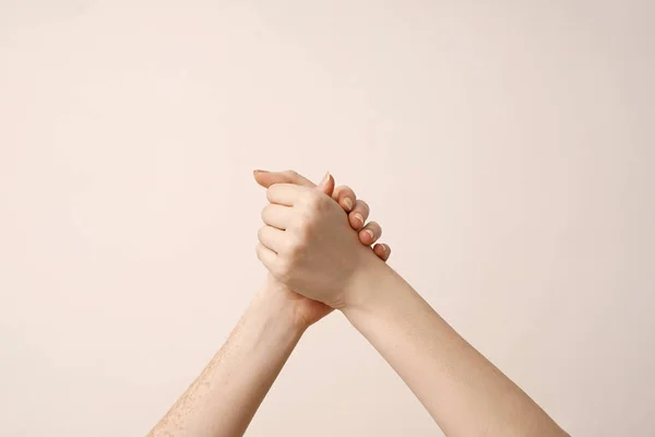 明るい背景に手を保持する女性 — ストック写真