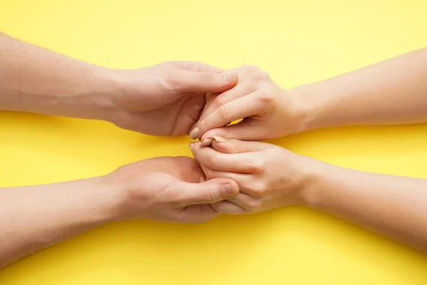 Homme et femme tenant la main sur fond de couleur — Photo