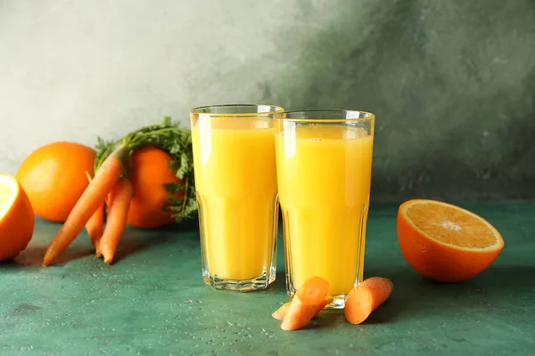 Glasses of fresh juice on color table — Stock Photo, Image