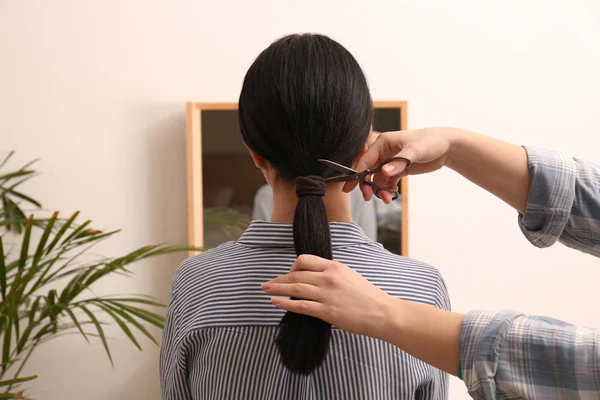 Mulher cortando cabelo de menina. Conceito de doação — Fotografia de Stock