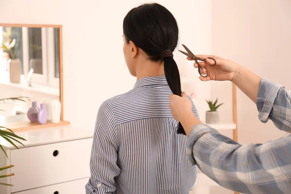 Жінка стриже волосся молодої дівчини. Концепція пожертвування — стокове фото