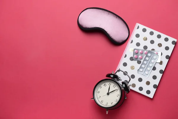 Samenstelling met slaap masker, klok en remedie voor slapeloosheid op kleur achtergrond — Stockfoto