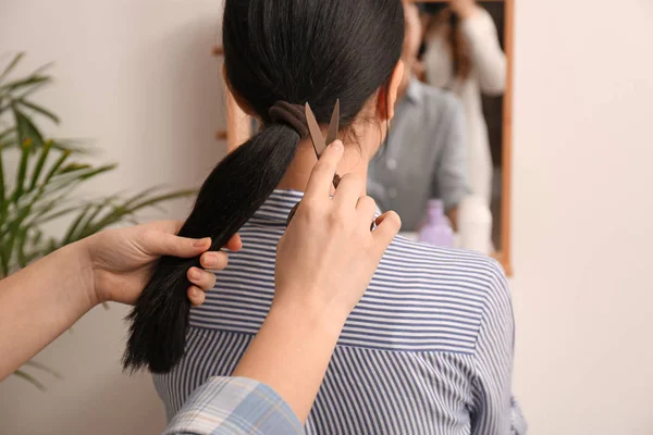 Woman cutting hair of young girl. Concept of donation — Stock Photo, Image