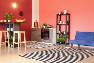 Modern stüdyo dairesinin içi.