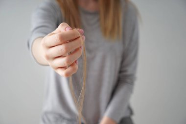 Kadın saç dökülmesi problemi gri arka plan üzerinde ile