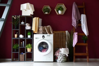 Modern ev çamaşır odasının içi.