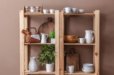 Mutfak renk duvarının yakınında temiz yemekleri ile raf