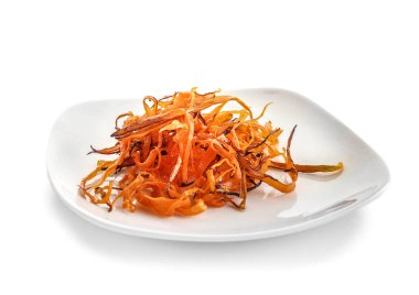 Beyaz arka plan üzerinde kızarmış patates ile plaka