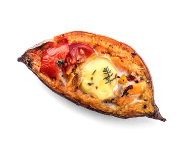 Yumurta ve beyaz arka plan üzerinde sebze pişmiş tatlı patates