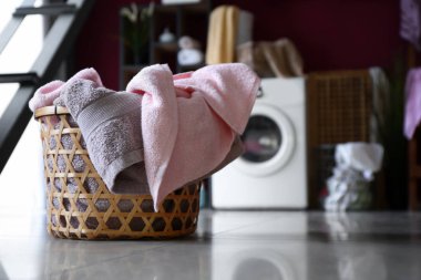 Çamaşır dolu sepet.