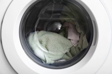 Çamaşırhane, closeup ile modern çamaşır makinesi