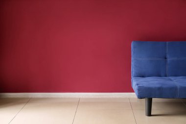 Oda duvarının yanındaki rahat kanepe.