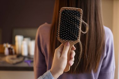 Kadın Güzellik Salonu saç dökülmesi sorunu ile