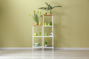 Mutfak renk duvarının yakınında temiz yemekleri ile raf