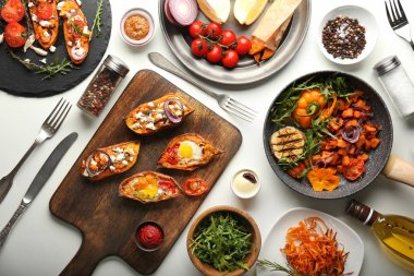 Lezzetli yemekleri ile tatlı patates beyaz arka plan üzerinde ürün yelpazesine