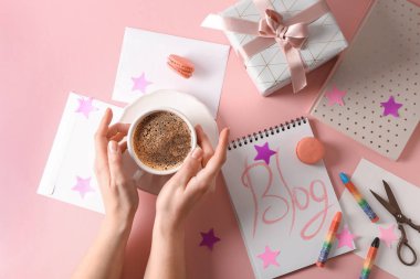 Fincan kahve, hediye kutusu ve word Blog renk arka plan üzerinde eller