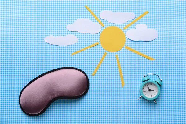 Creatieve compositie bij slaap masker en klok op kleur achtergrond — Stockfoto