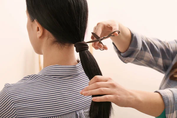 Mulher cortando cabelo de menina. Conceito de doação — Fotografia de Stock