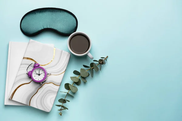 Composition avec masque de sommeil, cahiers, horloge et café sur fond de couleur — Photo