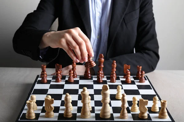 Affärskvinna spela schack vid bord. Begreppet strategi för karriär tillväxt — Stockfoto