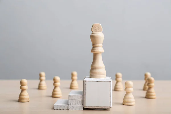 Cubo con pieza de ajedrez en la mesa. Concepto de crecimiento profesional — Foto de Stock