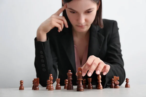 Obchodnice hrají šachy u stolu. Koncepce rozvoje strategie pro kariérní růst — Stock fotografie
