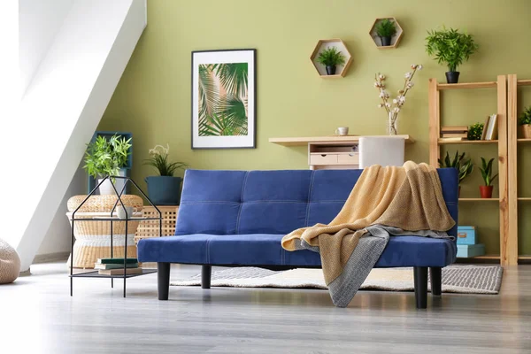 Interiér moderního pokoje s pohodlnou pohovkou — Stock fotografie