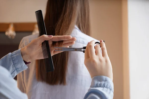 Friseur arbeitet mit Klient im Schönheitssalon — Stockfoto