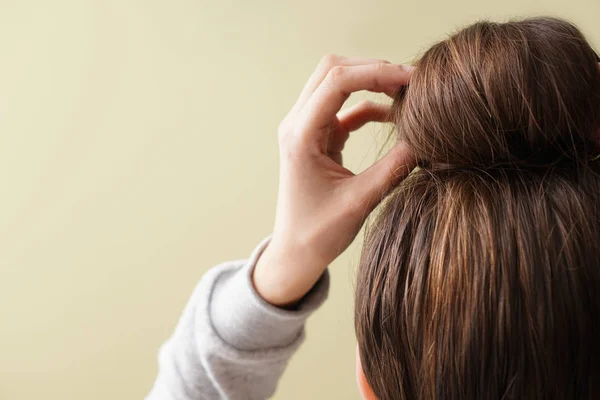 Junge Frau mit Haarschopf auf farbigem Hintergrund — Stockfoto