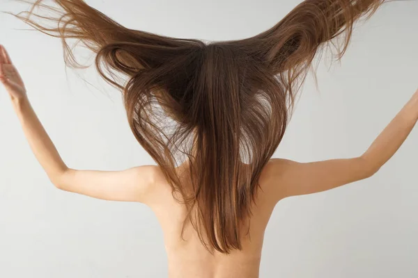 Fiatal nő gyönyörű hosszú haj fehér háttér — Stock Fotó