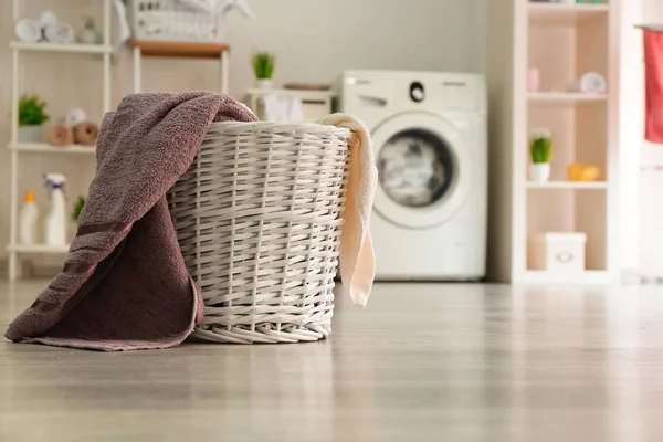 Basket with laundry in room — Stock Photo, Image