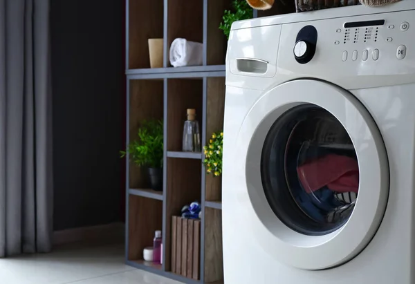 Пральна машина в сучасному домашньому пральні — стокове фото