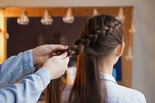 Coiffeur travaillant avec le client dans un salon de beauté — Photo