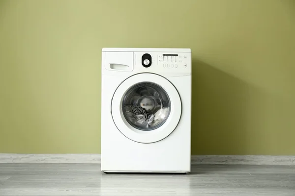 Сучасна пральна машина біля кольорової стіни — стокове фото