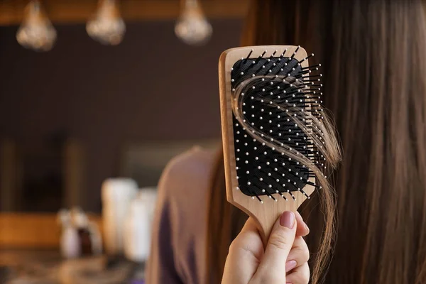 Mulher com problema de perda de cabelo no salão de beleza — Fotografia de Stock