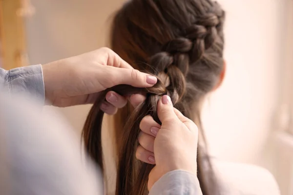 Friseur arbeitet mit Klient im Schönheitssalon — Stockfoto