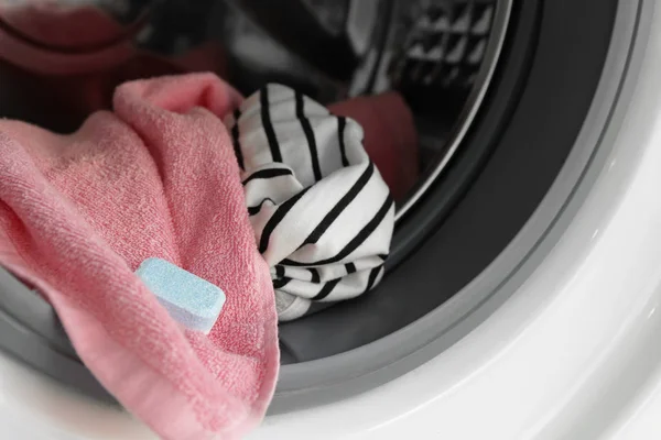 Lavadora con lavadero y detergente, primer plano — Foto de Stock