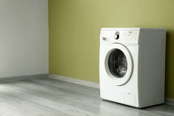 Moderne wasmachine in de buurt van kleur muur — Stockfoto