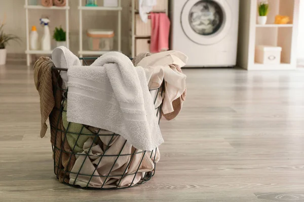 Basket with laundry in room — Stock Photo, Image