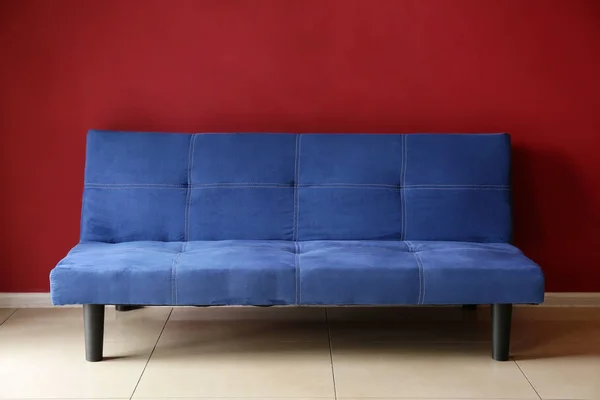 Wygodna sofa w pobliżu ściany kolor w pokoju — Zdjęcie stockowe