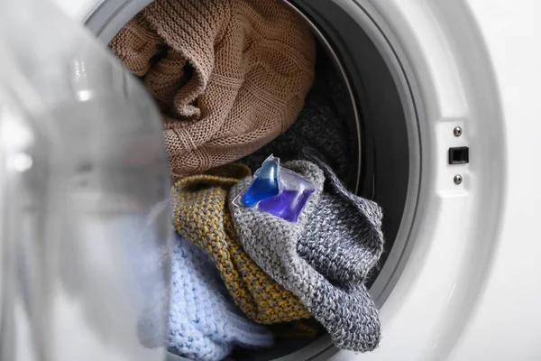 Çamaşırhane ve deterjan pod, closeup ile çamaşır makinesi — Stok fotoğraf