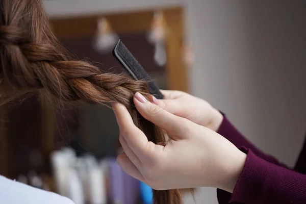 Friseur arbeitet mit Klient im Schönheitssalon — Stockfoto