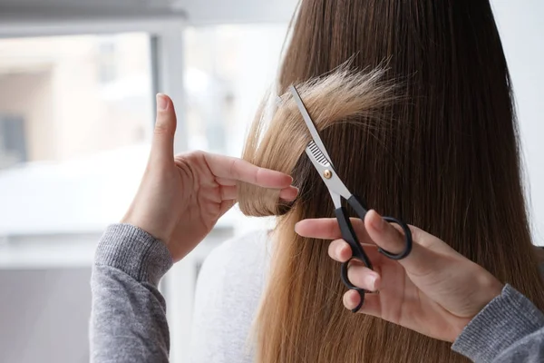 Woman cutting hair of her friend at home — Stock Photo, Image