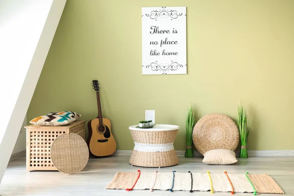 Wicker furniture near color wall in interior of room — Stock Photo, Image