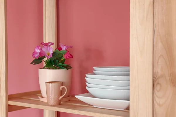 Clean dishes on wooden shelf in kitchen — Stock Photo, Image