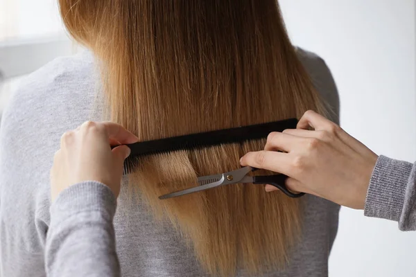 Femme coupe les cheveux de son ami à la maison — Photo