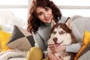 Onun sevimli köpek evde olan kadın