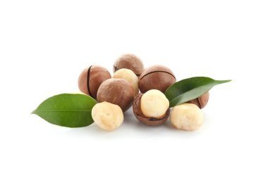 Beyaz arka planda Macadamia fındıkları